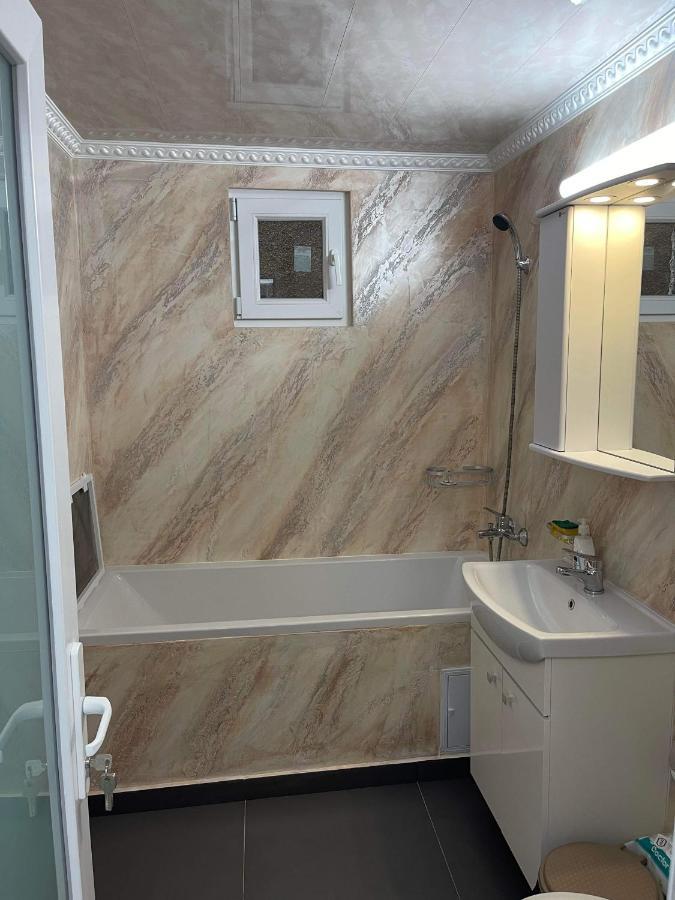 Eric Apartment Buzau Bagian luar foto